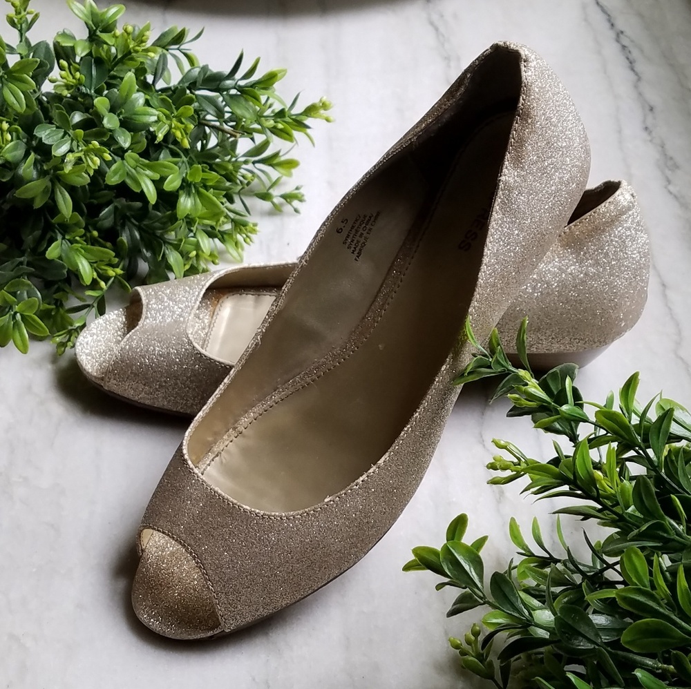 🌴NEW!!! Glittery Gold Wedge🌴